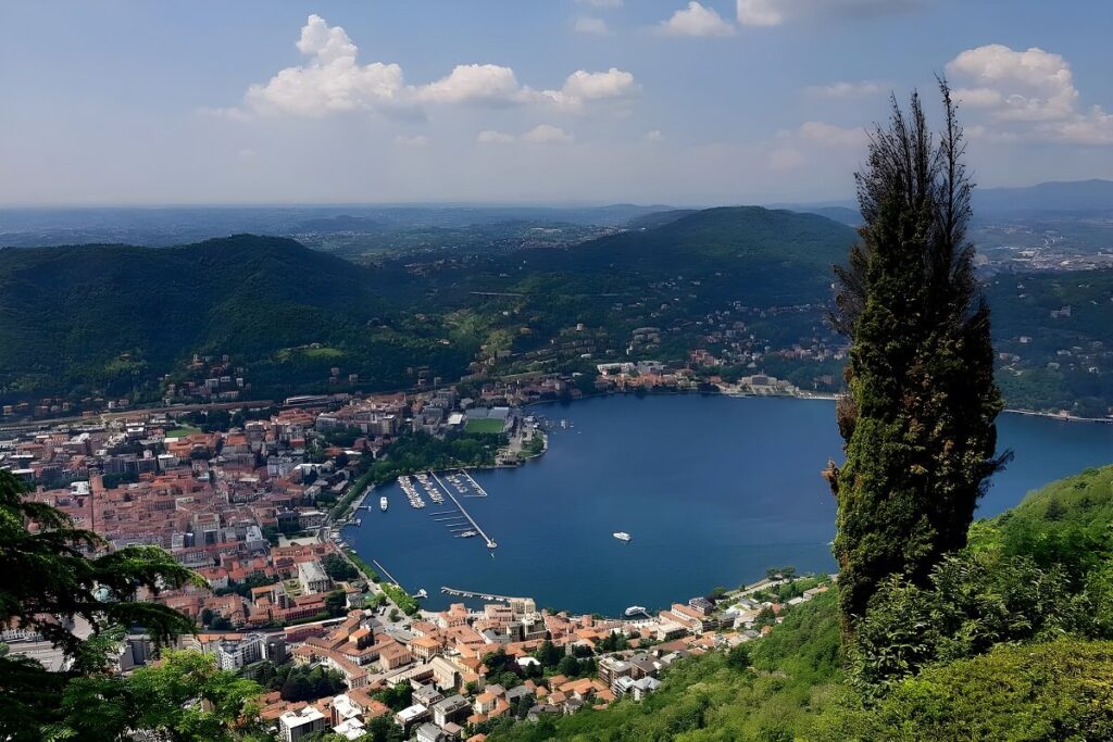 Widok na jezioro Como z Brunate
