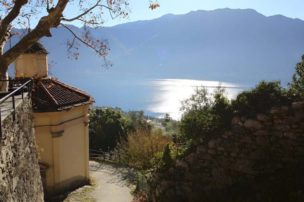 Widok z Sacro Monte di Ossuccio, jezioro Como, Włochy