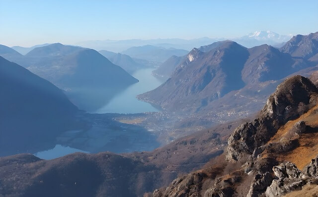 Widok z trasy wspinaczkowej na Monte Grona w okolicach Menaggio