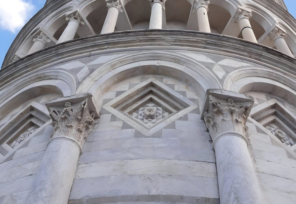 Fasada Krzywej Wieży w Pizie