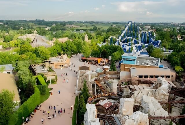 Atrakcja "Space Vertigo" i widok z niej na park