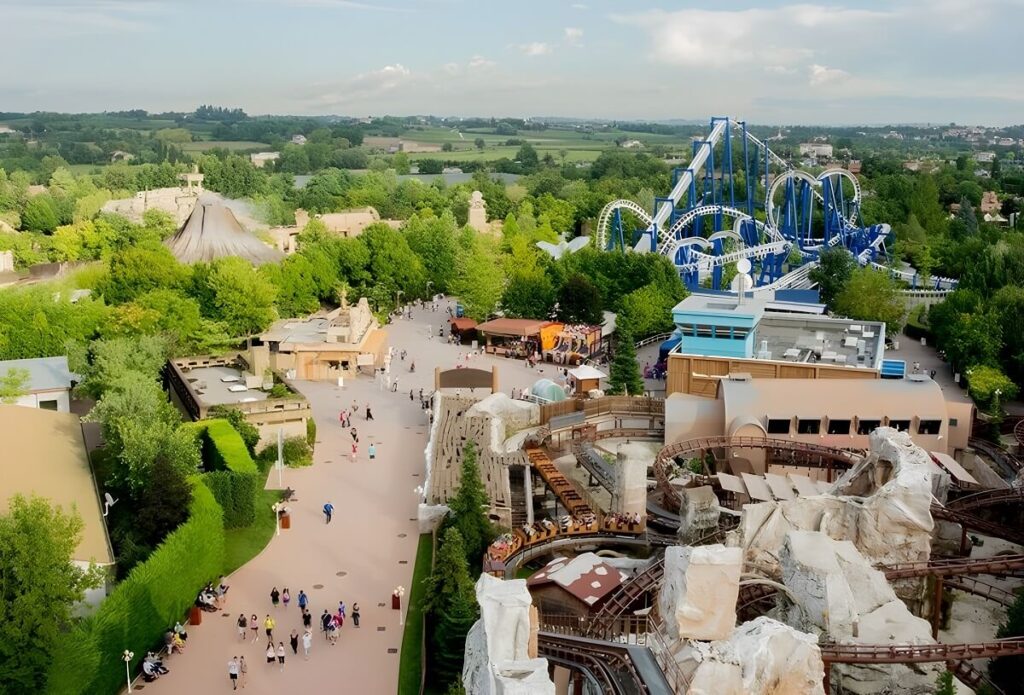 Atrakcja "Space Vertigo" i widok z niej na park