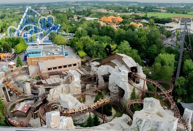 Atrakcja "Space Vertigo" i widok z niej na park