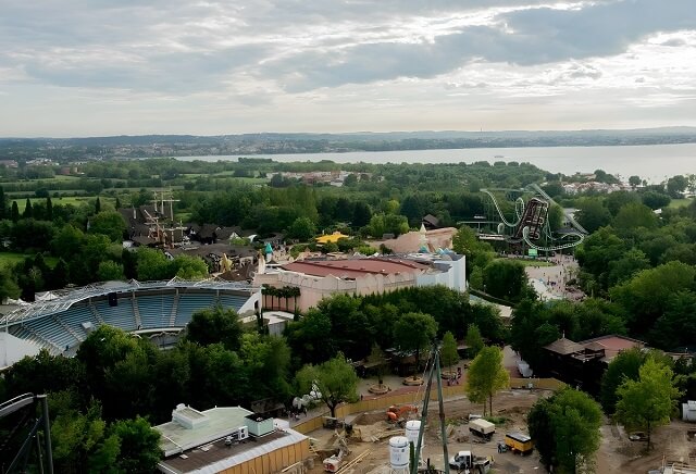 Atrakcja "Space Vertigo" i widok z niej na park