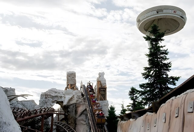 Atrakcja "Space Vertigo" i widok z niej na park