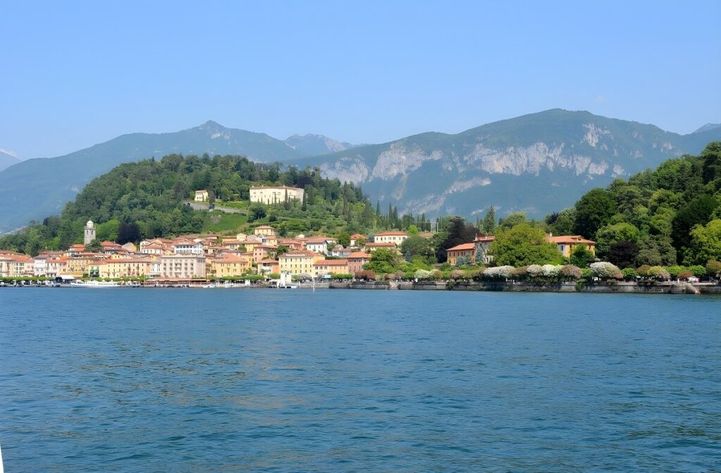 Widok na Bellagio z wody
