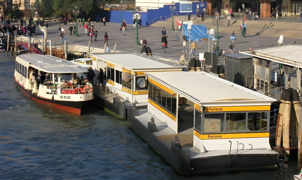 Przystanek vaporetto w Wenecji