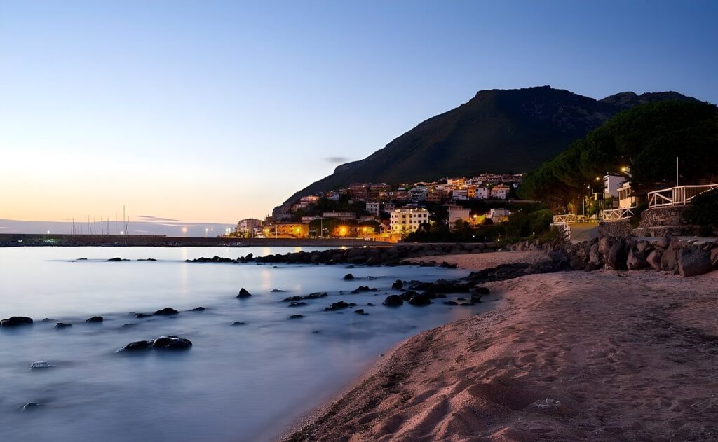 Widok na Cala Gonone wieczorem