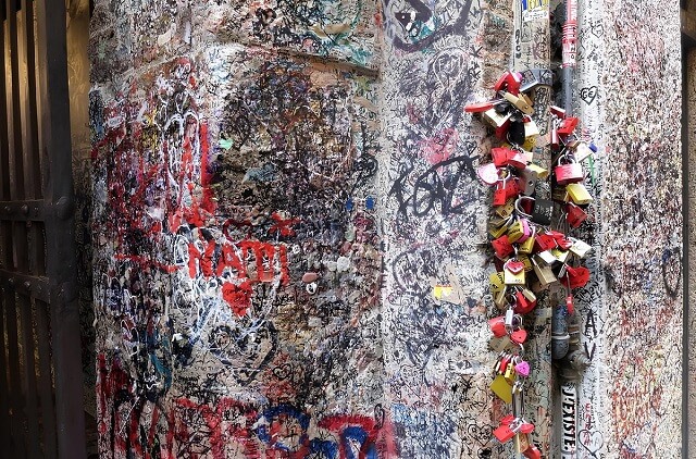 Zamki i napisy przy domu Julii