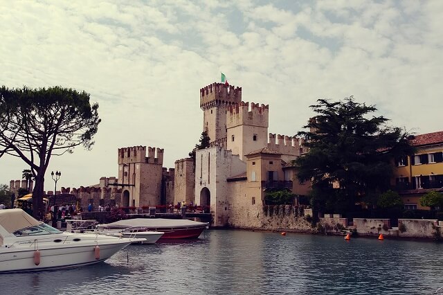 Sirmione, widok na zamek Scaligerów