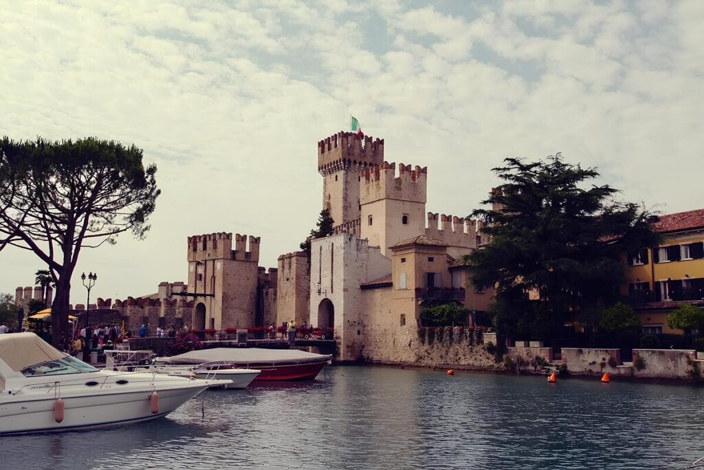 Sirmione, widok na zamek Scaligerów